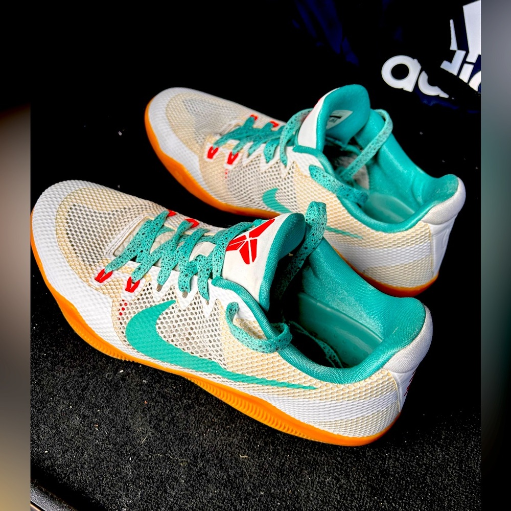 Kobe Elite 11 Lows - Summer (custom lace swap) used. NEW ARE GOING FOR 2,000$